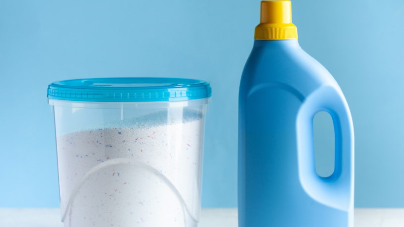 Un pack de poudre et une bouteille de produits de lessive.